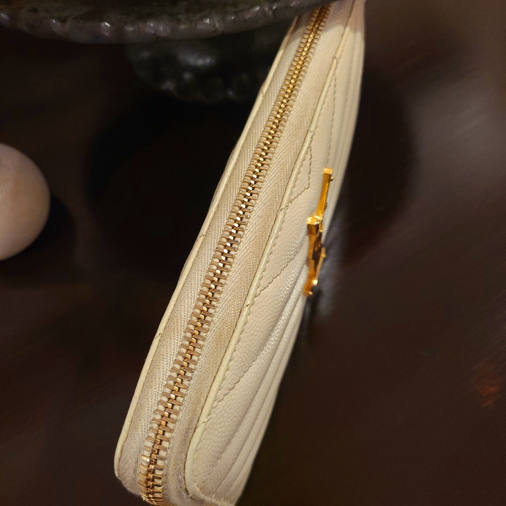 π€β€οΈβπ₯πAuthentic pre-owned Yves Saint Laurent Chevron zip around wallet! π€π - Picture 5 of 9